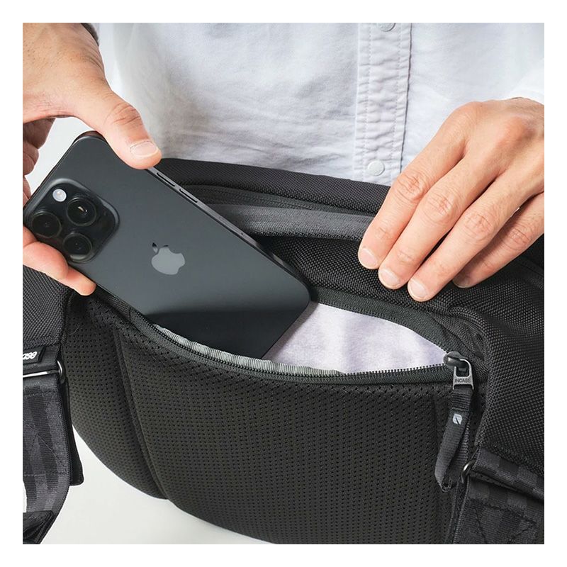 キョンシー　Incase Tracks Sling 7L Incase インケース ボディバッグ シンプル かっこいい ファスナー B5